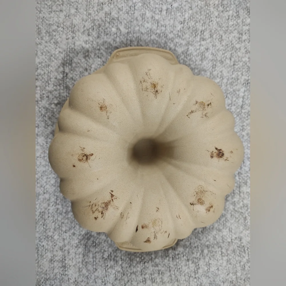 The Pampered Chef Beige Bundt Cake Pan Bake Mold Stone - Picture 5 of 6